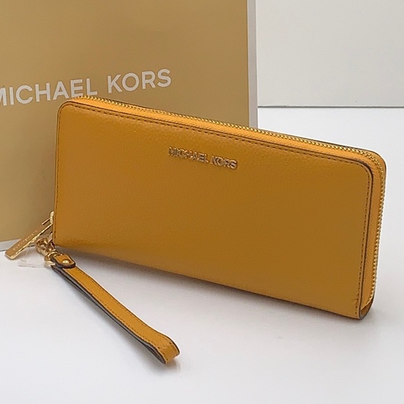 MICHAEL KORS LARGE TRAVEL CONTINENTAL WRISTLET WALLET MARIGOLD COLOR
NWT - Picture 4 of 16